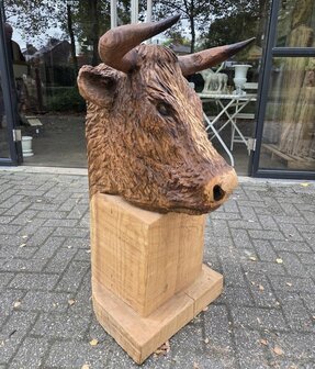 Houtsnijwerk-tuinbeeld-van-een-koe-stier-1