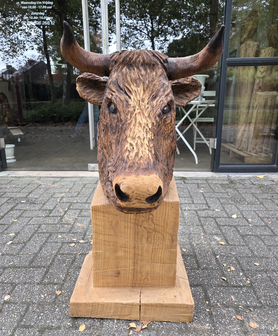 Houtsnijwerk-tuinbeeld-van-een-koe-stier-2