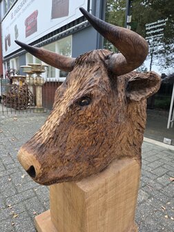 Houtsnijwerk-tuinbeeld-van-een-koe-stier-7