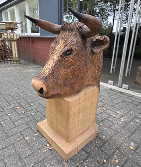 Houtsnijwerk-tuinbeeld-van-een-koe-stier-8