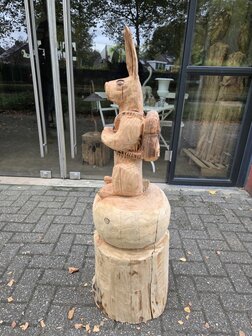 Haas-konijn-houtsnijwerk-tuinbeeld-hout-2