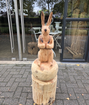 Haas-konijn-houtsnijwerk-tuinbeeld-hout-1