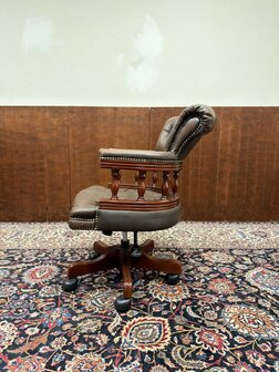 Klassiek-Oud-Engels-Antiek-Chesterfield-Bureaustoel-Captain-Chair-in-Bruin-Leder
