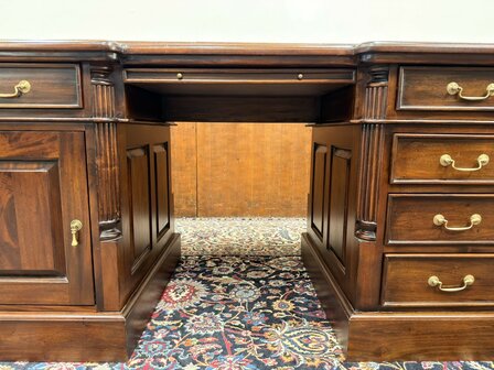 Klassiek-Oud-Antiek-Engels-Chesterfield-Mahoniehout-Mahonie-Bureau-Desk-met-Groene-Lederen-Inleg