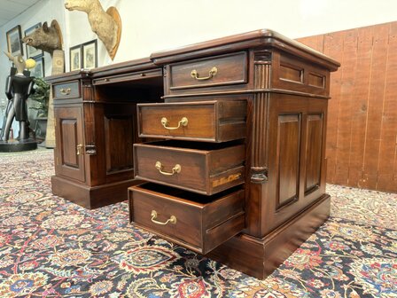 Klassiek-Oud-Antiek-Engels-Chesterfield-Mahoniehout-Mahonie-Bureau-Desk-met-Groene-Lederen-Inleg