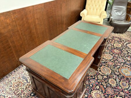 Klassiek-Oud-Antiek-Engels-Chesterfield-Mahoniehout-Mahonie-Bureau-Desk-met-Groene-Lederen-Inleg