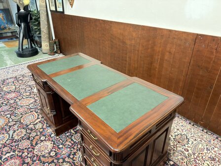 Klassiek-Oud-Antiek-Engels-Chesterfield-Mahoniehout-Mahonie-Bureau-Desk-met-Groene-Lederen-Inleg