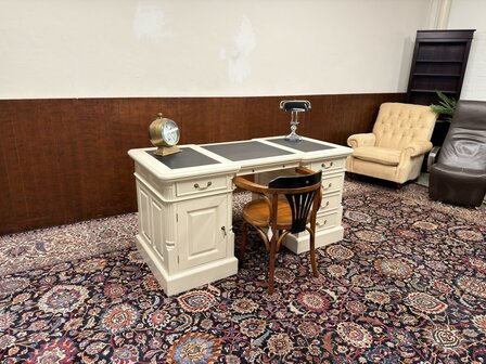 Klassiek-Oud-Antiek-Engels-Chesterfield-Mahoniehout-Mahonie-Wit-Creme-Landelijk-Bureau-Desk-met-ZwartLederen-Inleg