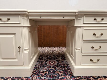 Klassiek-Oud-Antiek-Engels-Chesterfield-Mahoniehout-Mahonie-Wit-Creme-Landelijk-Bureau-Desk-met-ZwartLederen-Inleg