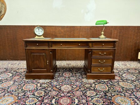 Klassiek-Oud-Antiek-Engels-Chesterfield-Mahoniehout-Mahonie-Smal-Ondiep-Bureau-Desk-met-Groen-Lederen-Inleg