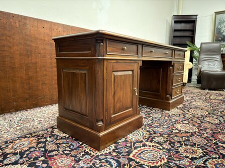 Klassiek-Oud-Antiek-Engels-Chesterfield-Mahoniehout-Mahonie-Smal-Ondiep-Bureau-Desk-met-Groen-Lederen-Inleg