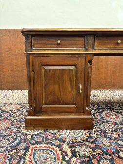 Klassiek-Oud-Antiek-Engels-Chesterfield-Mahoniehout-Mahonie-Smal-Ondiep-Bureau-Desk-met-Groen-Lederen-Inleg