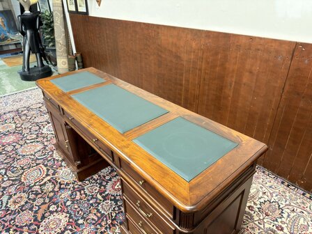 Klassiek-Oud-Antiek-Engels-Chesterfield-Mahoniehout-Mahonie-Smal-Ondiep-Bureau-Desk-met-Groen-Lederen-Inleg