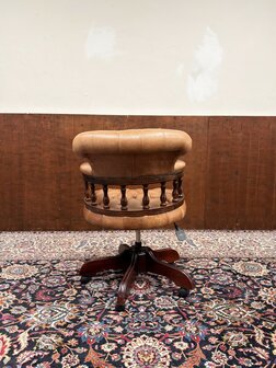 Klassiek-Antiek-Engels-Oud-Chesterfield-Mahonie-Bureaustoel-Captain-Chair-Cognac-Leder