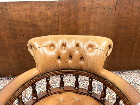 Klassiek-Antiek-Engels-Oud-Chesterfield-Mahonie-Bureaustoel-Captain-Chair-Cognac-Leder