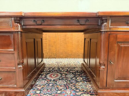 Klassiek-Engels-Oud-Antiek-Chesterfield-Mahoniehouten-Bureau-Desl-Partnerdesk-Met-Groen-Lederen-Ingeleged