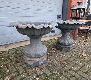 Klassieke-gietijzeren-tuinvaas-bloembak-vaas-met-golvende-rand-2