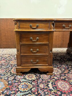 Klassiek-Engels-Chesterfield-Antiek-Oud-Bureau-Desk-Partnerdesk-Olijf-Groen-Inleg