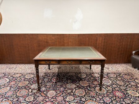 Klassiek-Antiek-Engels-Oud-Chesterfield-Schrijftafel-Bureau-Partnerdesk-met-Groen-Leder-Ingelegd