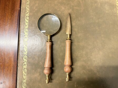Antiek-klassiek-messing-vergroot-glas-loep-en-briefopener-op-houten-standaard-2
