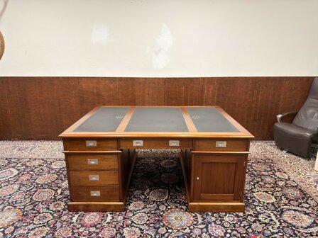 Groot-Klassiek-Engels-Antiek-Oud-Chesterfield-Bureau-Desk-Partnerdesk-met-Zwart-Leder-Ingelegd