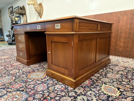 Groot-Klassiek-Engels-Antiek-Oud-Chesterfield-Bureau-Desk-Partnerdesk-met-Zwart-Leder-Ingelegd