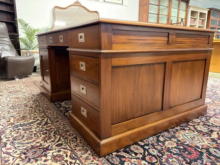 Groot-Klassiek-Engels-Antiek-Oud-Chesterfield-Bureau-Desk-Partnerdesk-met-Zwart-Leder-Ingelegd