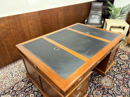 Groot-Klassiek-Engels-Antiek-Oud-Chesterfield-Bureau-Desk-Partnerdesk-met-Zwart-Leder-Ingelegd