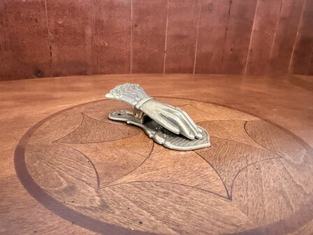 Klassiek-Engels-Antiek-Oud-Messing-Papierklem-1