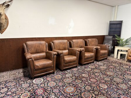 Klassiek-Engels-Antiek-Oud-Chesterfield-Set-Fauteuils-Bruin-Leder