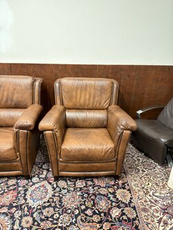 Klassiek-Engels-Antiek-Oud-Chesterfield-Set-Fauteuils-Bruin-Leder