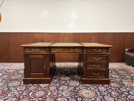 Klassiek-Antiek-Oud-Engels-Chesterfield-Bureau-Desk-Partnerdesk-met-Groen-Leder-Ingelegd