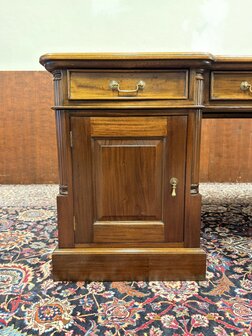 Klassiek-Antiek-Oud-Engels-Chesterfield-Bureau-Desk-Partnerdesk-met-Groen-Leder-Ingelegd