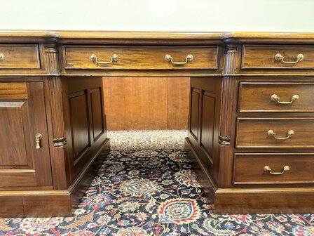 Klassiek-Antiek-Oud-Engels-Chesterfield-Bureau-Desk-Partnerdesk-met-Groen-Leder-Ingelegd