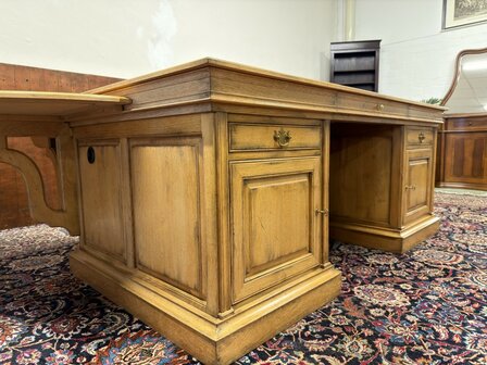 Klassiek-Antiek-Oud-Engels-Chesterfield-Bureau-Desk-met-Vergadertafel-en-Stoelen-merk-RAC