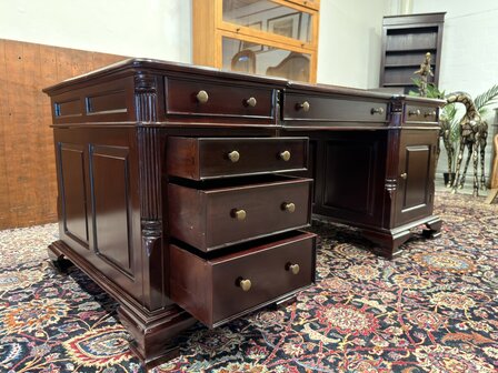 Klassiek-Engels-Antiek-Oud-Chesterfield-Bureau-Desk-Partnerdesk-met-Rood-Leder