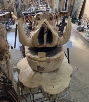 Houtsnijwerk-houtsculptuur-tuinbeeld-kunstwerk-van-een-penceel-zwijn-Pumba-Disney-2