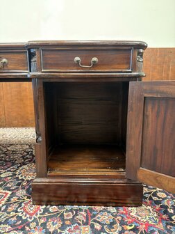 Klassiek-Antiek-Oud-Engels-Chesterfield-Mahonie-Bureau-Desk-Partnerdesk-Met-Groen-Leder