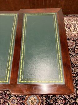 Klassiek-Engels-Antiek-Oud-Chesterfield-Mahoniehout-Bureau-Desk-Partnerdesk-Groen-Leder