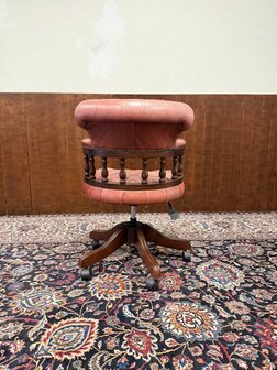 Klassiek-Engels-Antiek-Oud-Chesterfield-Bureaustoel-Captain-Chair-Zalm-Kleurig