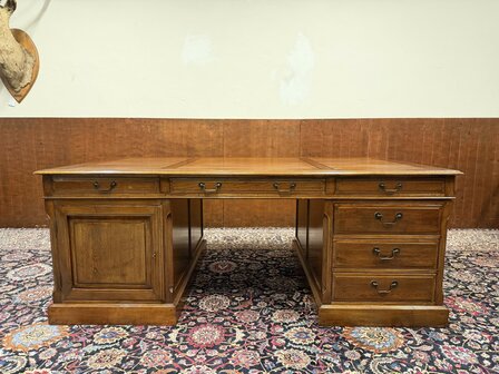 Klassiek-Engels-Antiek-Oud-Chesterfield-Eikenhout-Eichholtz-Bureau-Desk-Parnerdesk