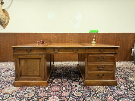Klassiek-Engels-Antiek-Oud-Chesterfield-Eikenhout-Eichholtz-Bureau-Desk-Parnerdesk