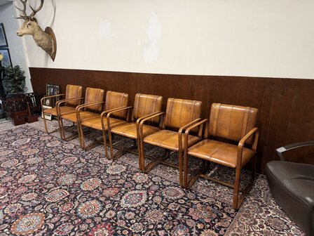 Ralph-Lauren-stijl-lederen-stoel-met-gesp-Jacques-Adnet-stijl