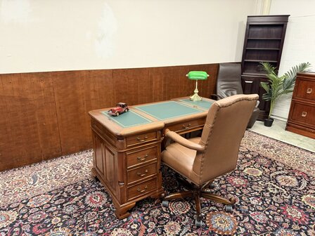 Nieuw-Klassiek-Engels-Antiek-Oud-Chesterfiel-Bureau-Desk-Partnerdesk-met-Rode-Lederen-Inleg