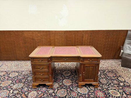 Nieuw-Klassiek-Engels-Antiek-Oud-Chesterfiel-Bureau-Desk-Partnerdesk-met-Rode-Lederen-Inleg