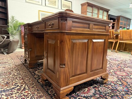 Nieuw-Klassiek-Engels-Antiek-Oud-Chesterfiel-Bureau-Desk-Partnerdesk-met-Rode-Lederen-Inleg