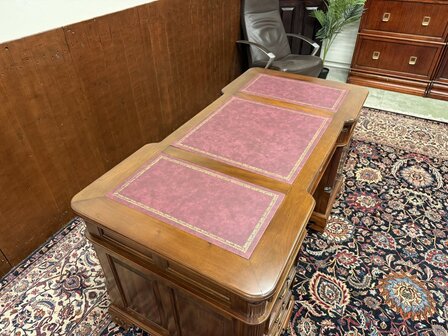 Nieuw-Klassiek-Engels-Antiek-Oud-Chesterfiel-Bureau-Desk-Partnerdesk-met-Rode-Lederen-Inleg