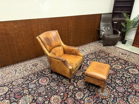 Satz Klassischer englischer Schafsleder sessel und Hocker