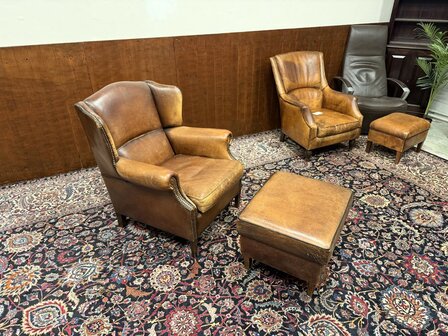 Klassiek-Oud-Antiek-Engels-Chesterfield-Schaap-Leder-Schaapleder-Fauteuil-met-Hocker-Poef