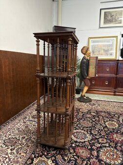 Gro&szlig;es klassisches englisches B&uuml;cherregal